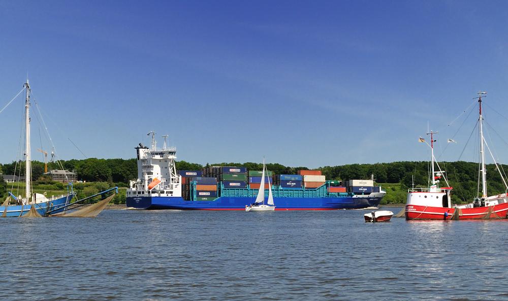 8124 Fischerboote Finkenwerder - Containerschff ANNA SIRKKA | Schiffsbilder Hamburger Hafen - Schiffsverkehr Elbe